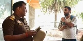 इलाज करवाने अस्पताल पहुंचा मरीज, डॉक्टर को गुटका खाते देख किया ऐसा काम, बुलानी पड़ी पुलिस UP News