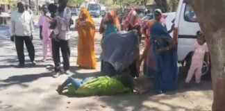 पुलिस दफ्तर में जमीन पर लेटकर पहुंची महिला, 5 किलो चांदी के गहनों को लेकर खुला 12 साल पुराना विवाद MP News