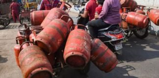 क्या सच में आने वाला है गैस संकट या लोग खुद बढ़ा रहे हैं परेशानी? कुछ ही दिनों में 60% बढ़ गई LPG सिलेंडर की बुकिंग LPG