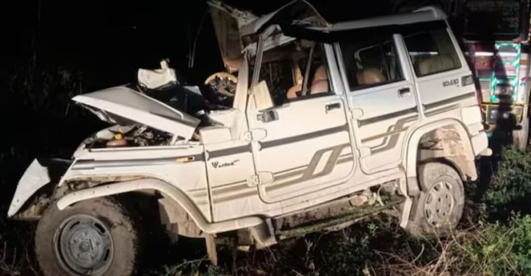 आगरा में रातोंरात दर्दनाक हादसा: कैला देवी से लौट रही कार पेड़ से टकराई, 5 की मौत, 4 घायल Agra News