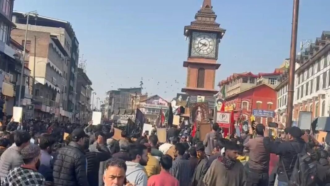 खामेनेई की मौत ने सुलगा दिया कश्मीर! लाल चौक पर जोरदार प्रदर्शन