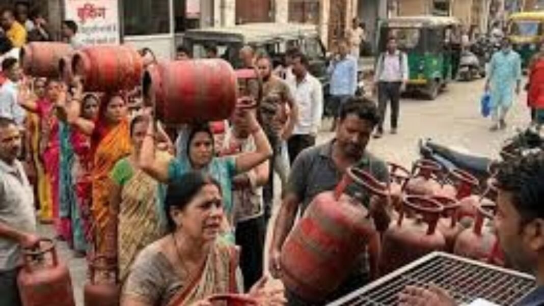 400 रुपये किलो गैस! सिलिंडर के लिए पैनिक, फर्जी बुकिंग और ब्लैक मार्केट में हाहाकार – आम आदमी की रसोई पर संकट का साया एलपीजी गैस