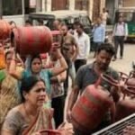400 रुपये किलो गैस! सिलिंडर के लिए पैनिक, फर्जी बुकिंग और ब्लैक मार्केट में हाहाकार – आम आदमी की रसोई पर संकट का साया एलपीजी गैस