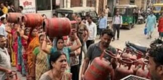 400 रुपये किलो गैस! सिलिंडर के लिए पैनिक, फर्जी बुकिंग और ब्लैक मार्केट में हाहाकार – आम आदमी की रसोई पर संकट का साया एलपीजी गैस