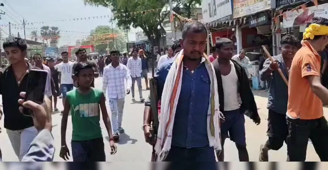 कस्टडी में युवक की मौत के बाद बेकाबू भीड़, पुलिस की राइफल तक छीनी! कहा- ‘देखों बिहारी का…’ पुलिस की राइफल तक छीनी