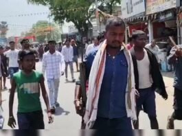 पुलिस की राइफल तक छीनी