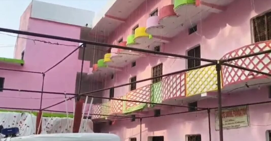 मैरिज हॉल में हंगामा: 31 नाबालिग लड़कियों सहित 80 लड़के-लड़कियां आपत्तिजनक स्थिति में पाए गए Bihar News