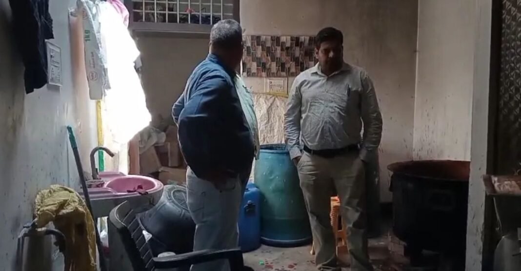 “चाउमीन और मोमोज के साथ मिल सकता है जहर! UP में फेक टमाटर सॉस फैक्ट्री का भंडाफोड़ Hapur News