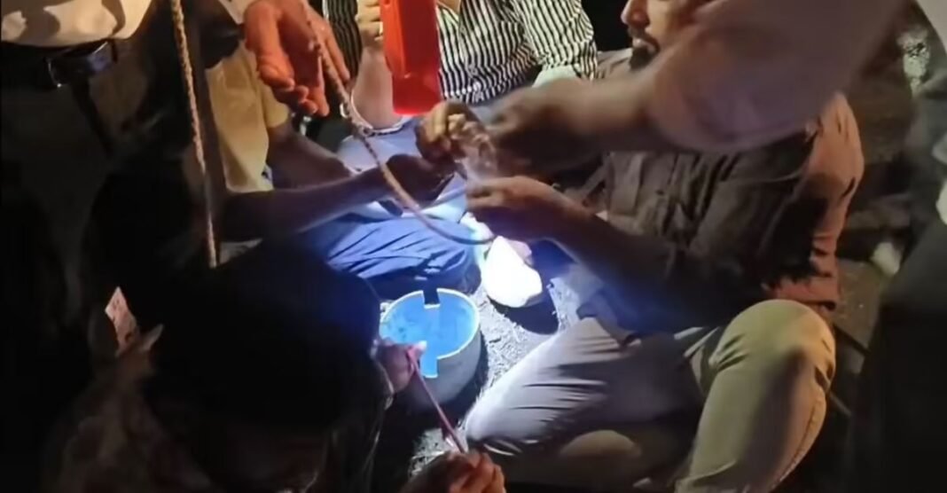 60 फीट नीचे फंसी मासूम की सांसें! बोरवेल में गिरे बच्चे के लिए चल रही जिंदगी की जंग Ujjain News