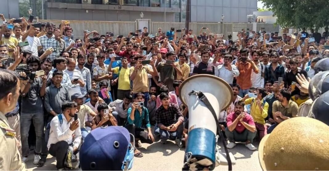 नोएडा के बाद फरीदाबाद में ‘मजदूर विस्फोट’! हजारों कर्मचारी सड़कों पर—क्या हो रहा बवाल? फरीदाबाद