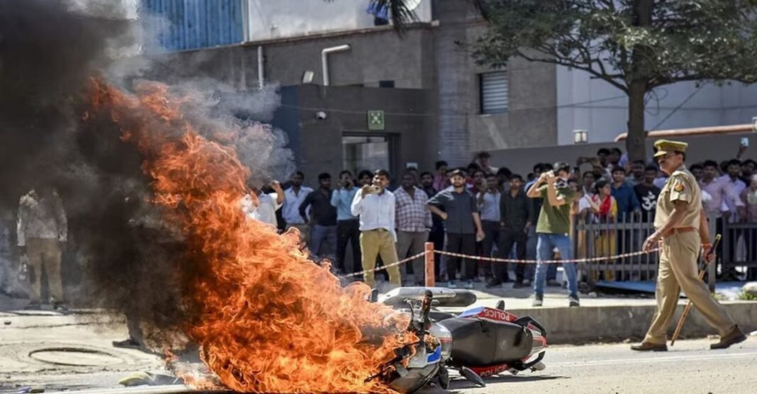 नोएडा हिंसा और कंपनियों में तोड़फोड़ के बाद सैलरी बढ़ोतरी को लेकर सरकार का बड़ा फैसला, जाने कितना बढ़ाया वेतन? Noida Violence