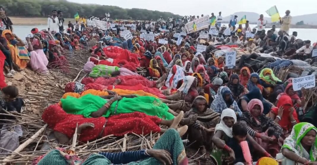 महिलाओं का भावुक प्रदर्शन