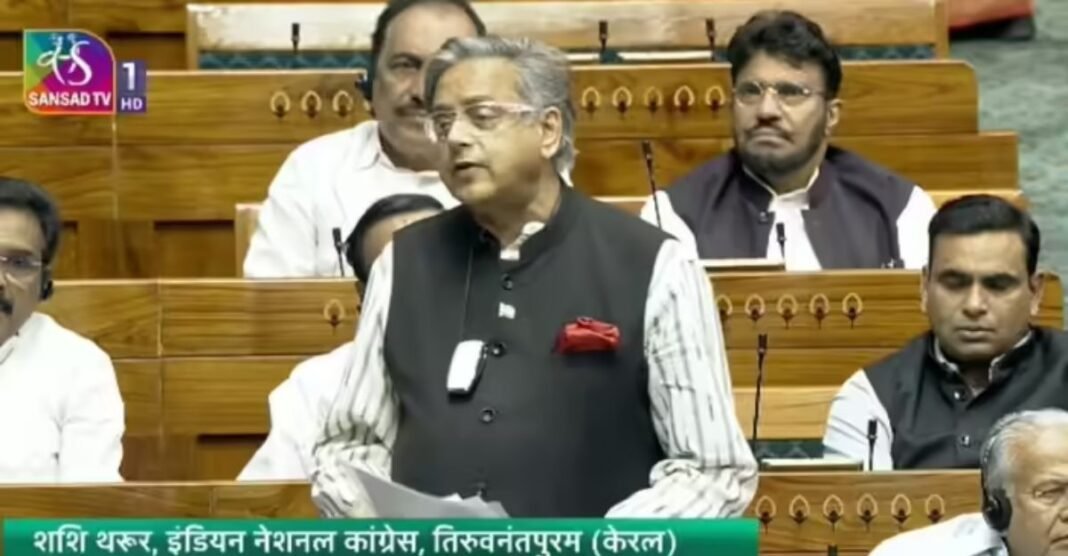 चेहरे पर अतरंगी चश्मा लगाकर संसद में गरजे शशि थरूर, सोशल मीडिया पर लुक हो रहा वायरल शशि थरूर