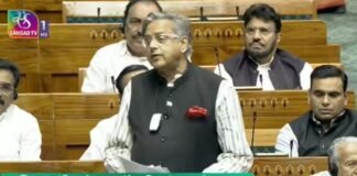 चेहरे पर अतरंगी चश्मा लगाकर संसद में गरजे शशि थरूर, सोशल मीडिया पर लुक हो रहा वायरल शशि थरूर