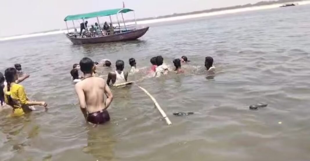 कुछ सेकंड की चूक और मौत सामने… शिवाला घाट पर 15 श्रद्धालु डूबने लगे, फिर जो हुआ उसने सबको चौंका दिया वाराणसी