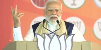 क्या था उस बच्चे के हाथ में? देखकर भावुक हुए पीएम मोदी, VIDEO वायरल PM Narendra Modi