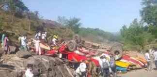 पहाड़ी से गिरी यात्रियों से भरी बस! हाईवे पर दर्दनाक हादसा में कितने लोगों की गई जान? रेस्क्यू ऑपरेशन जारी Jammu Kashmir News