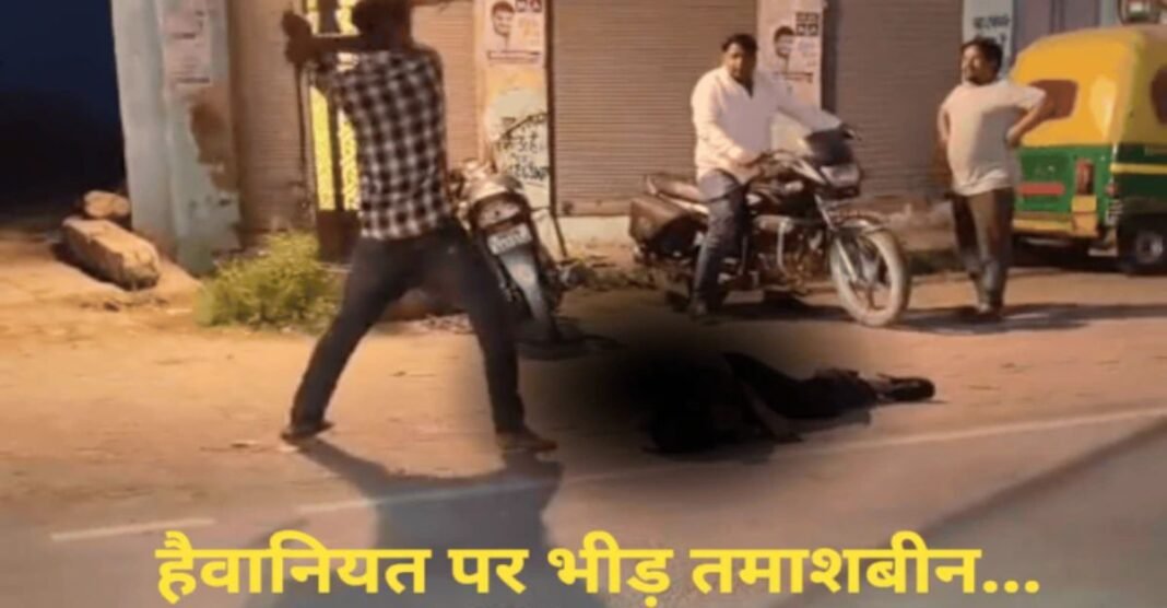 सड़क किनारे पड़ा रहा युवक… अचानक टूट पड़ा हमलावर, लोहे की रॉड से बरसाए वार, क्या थी दुश्मनी की असली वजह? Amroha News