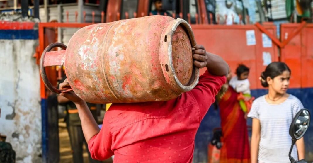 US-Iran सीजफायर के बाद केंद्र ने LPG का बड़ा फॉर्मूला तैयार किया, जानिए कौन-से राज्य और इंडस्ट्री को मिलेगी राहत! LPG