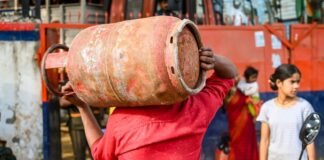 US-Iran सीजफायर के बाद केंद्र ने LPG का बड़ा फॉर्मूला तैयार किया, जानिए कौन-से राज्य और इंडस्ट्री को मिलेगी राहत! LPG