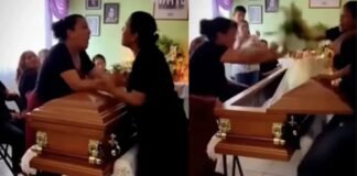 जनाजे में मातम या महाभारत? एक ही शख्स की दो गर्लफ्रेंड्स, ताबूत के पास भिड़ीं दो महिलाएं अमेरिका