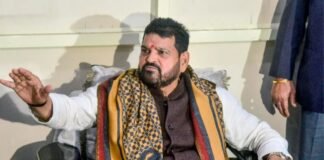 नोएडा में श्रमिकों के आंदोलन के समर्थन में आए बृजभूषण शरण सिंह! मजदूरी बढ़ाने को लेकर दे डाला बयान बृजभूषण शरण सिंह