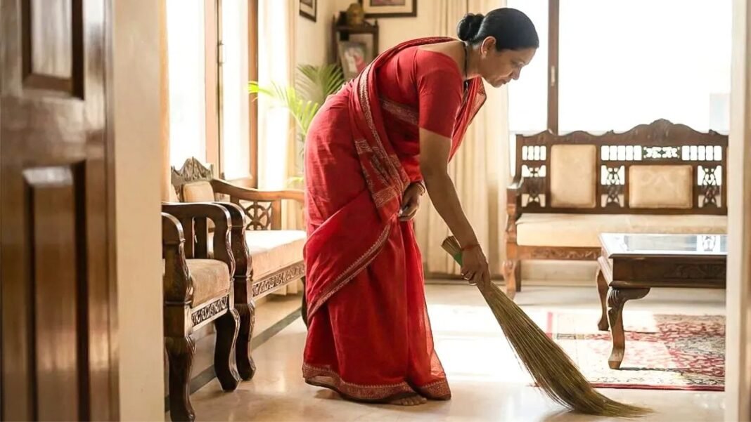 रात के इस ‘साधारण’ सपने में छिपा है बड़ा इशारा! झाड़ू लगाते दिखें तो समझ लें बदलने वाला है भाग्य सपने