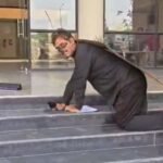 यमुना की गंदगी पर ‘कॉकरोच’ बनकर पहुंचा युवक, नगर निगम दफ्तर में मचा हड़कंप; वीडियो वायरल Mathura News