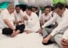 पूर्व उपराष्ट्रपति का सादगी वाला अंदाज वायरल, VIP इंतजाम छोड़ दरी पर बैठे जगदीप धनखड़ पूर्व उपराष्ट्रपति जगदीप धनखड़