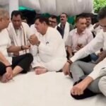 पूर्व उपराष्ट्रपति का सादगी वाला अंदाज वायरल, VIP इंतजाम छोड़ दरी पर बैठे जगदीप धनखड़ पूर्व उपराष्ट्रपति जगदीप धनखड़