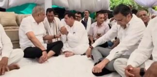 पूर्व उपराष्ट्रपति का सादगी वाला अंदाज वायरल, VIP इंतजाम छोड़ दरी पर बैठे जगदीप धनखड़ पूर्व उपराष्ट्रपति जगदीप धनखड़