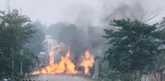 पुल के बीचो-बीच अचानक पलटा गैस टैंकर, लगी भीषण आग, क्या टल गया बड़ा धमाका? Bokaro Fire News
