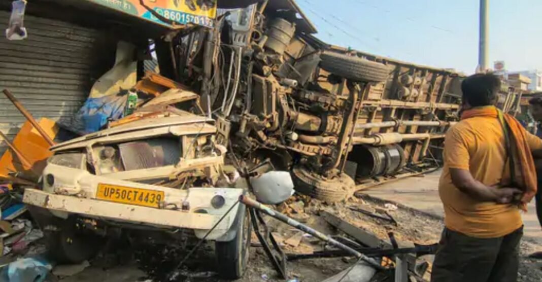 Basti News: कलवारी चौराहे पर देर रात बड़ा हादसा, पिकअप को टक्कर मारकर पलटा ट्रक, दो लोग घायल Basti News