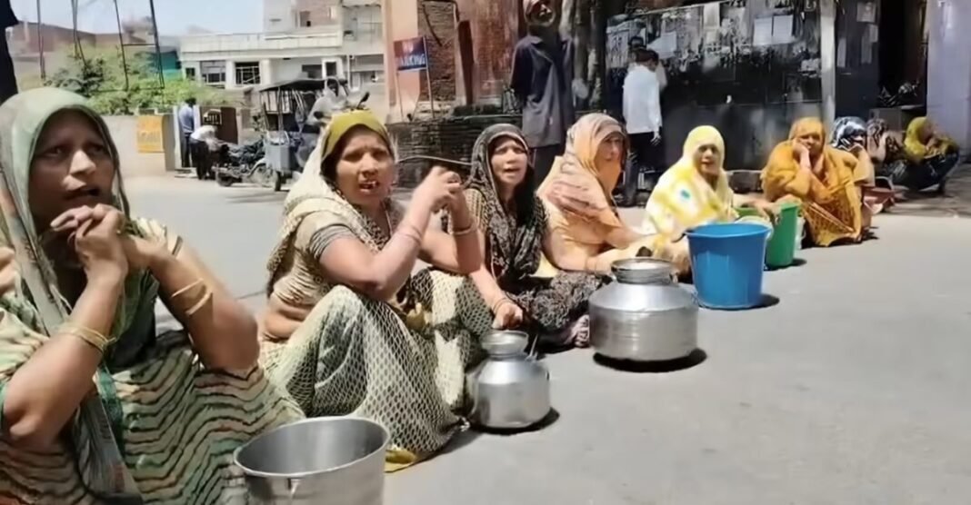 आगरा में पानी के लिए फूटा महिलाओं का गुस्सा, सड़कों पर खाली बर्तन रख किया विरोध, प्रियंका गांधी ने शेयर किया वीडियो Agra News