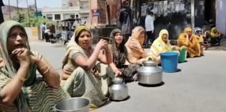 आगरा में पानी के लिए फूटा महिलाओं का गुस्सा, सड़कों पर खाली बर्तन रख किया विरोध, प्रियंका गांधी ने शेयर किया वीडियो Agra News