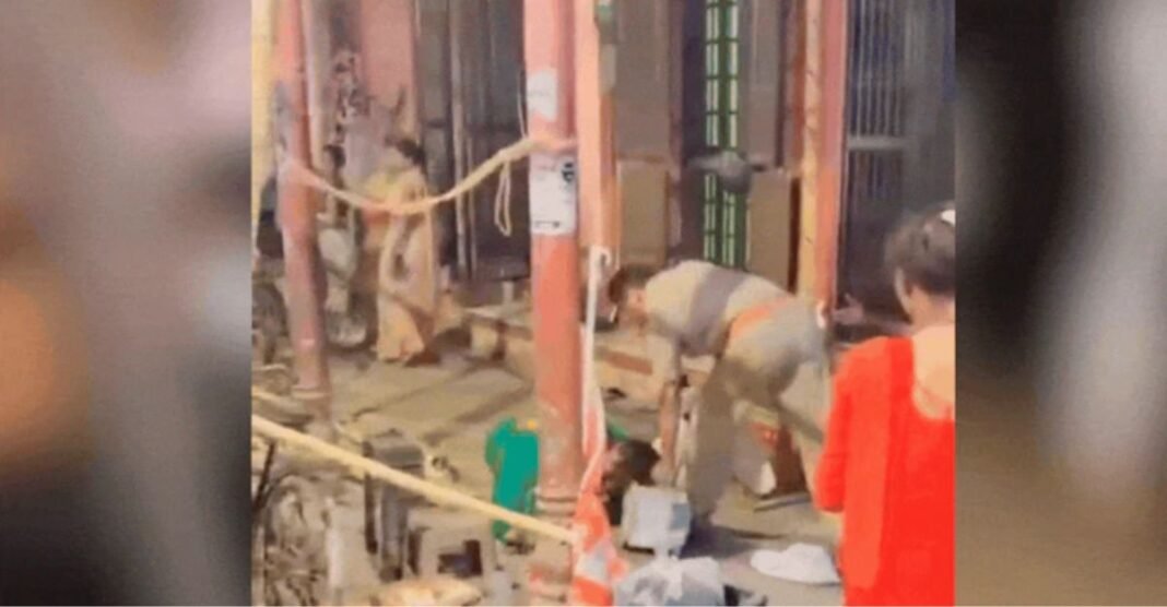 बाल पकड़कर पटक दिया, डंडे से दबाया गला… काशी विश्वनाथ मंदिर के बाहर महिला संग दरोगा की मारपीट Varanasi News