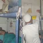 “मुझे लगा पत्नी का हाथ है…” ट्रेन की चेन खींचने पर जब टीटीई ने जगाया, तो यात्री के इस जवाब ने इंटरनेट पर मचाया गदर! ट्रेन
