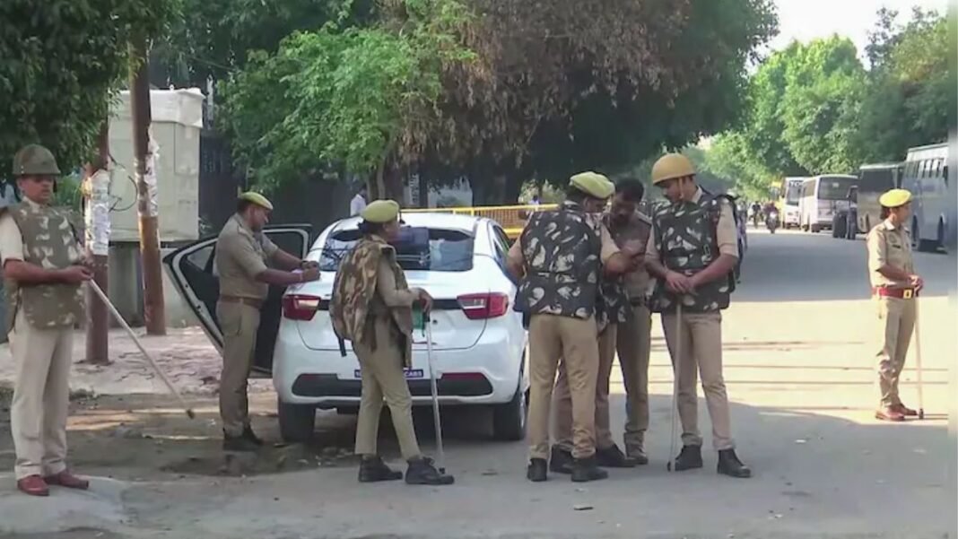 VIDEO: 6 वीडियो अपलोड करते ही मच गया हड़कंप! ‘घूसखोरी’ का आरोप लगाने वाला सिपाही सस्पेंड, 12 पुलिसकर्मियों पर भी कार्रवाई लखनऊ