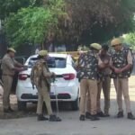 VIDEO: 6 वीडियो अपलोड करते ही मच गया हड़कंप! ‘घूसखोरी’ का आरोप लगाने वाला सिपाही सस्पेंड, 12 पुलिसकर्मियों पर भी कार्रवाई लखनऊ