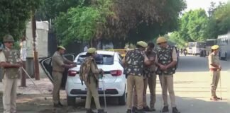 VIDEO: 6 वीडियो अपलोड करते ही मच गया हड़कंप! ‘घूसखोरी’ का आरोप लगाने वाला सिपाही सस्पेंड, 12 पुलिसकर्मियों पर भी कार्रवाई लखनऊ