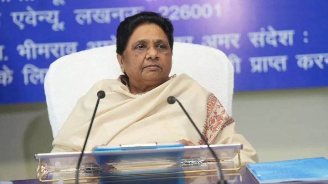 मायावती से मिलने पहुंचे कांग्रेस नेता, लेकिन दरवाजे से ही लौटे! आखिर क्या है इस मुलाकात के पीछे की सियासी कहानी? मायावती