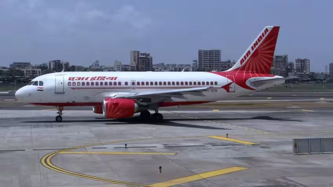 बेंगलुरु एयरपोर्ट पर अचानक रनवे से टकराया विमान, 179 यात्रियों की अटकी सांसे विमान