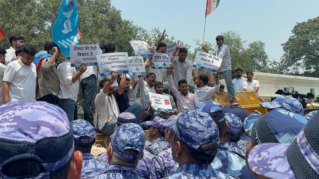 आखिर NEET विवाद पर क्यों उबल पड़ा देश का युवा? शिक्षा मंत्री के घर तक पहुंचा गुस्सा NEET UG 2026