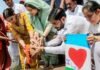 बेटियों को सीने से लगाकर फूट-फूट कर रोईं अपर्णा यादव… ‘आई लव यू पापा’ कार्ड ने हर आंख नम कर दी अपर्णा यादव