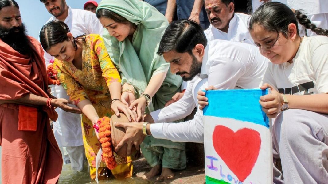 बेटियों को सीने से लगाकर फूट-फूट कर रोईं अपर्णा यादव… ‘आई लव यू पापा’ कार्ड ने हर आंख नम कर दी अपर्णा यादव