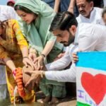 बेटियों को सीने से लगाकर फूट-फूट कर रोईं अपर्णा यादव… ‘आई लव यू पापा’ कार्ड ने हर आंख नम कर दी अपर्णा यादव