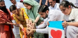 बेटियों को सीने से लगाकर फूट-फूट कर रोईं अपर्णा यादव… ‘आई लव यू पापा’ कार्ड ने हर आंख नम कर दी अपर्णा यादव