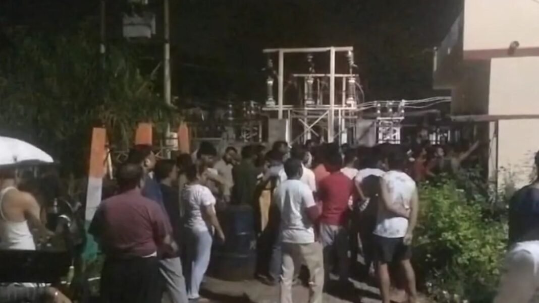 लखनऊ में आधी रात बवाल! 3 घंटे की बिजली कटौती से भड़के लोग, हाईवे जाम कर किया प्रदर्शन लखनऊ