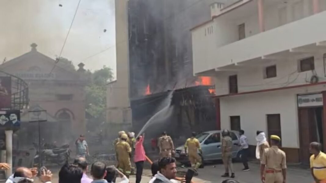 प्रयागराज के होटल में अचानक उठीं आग की लपटें, अंदर फंसे लोगों की चीख-पुकार से मचा हड़कंप प्रयागराज