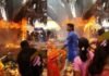 वट सावित्री पर पूजा करते-करते जल उठा बरगद, फिर भी नहीं रुकी महिलाएं! वायरल वीडियो देख लोगों के उड़ गए होश वट सावित्री पूजा